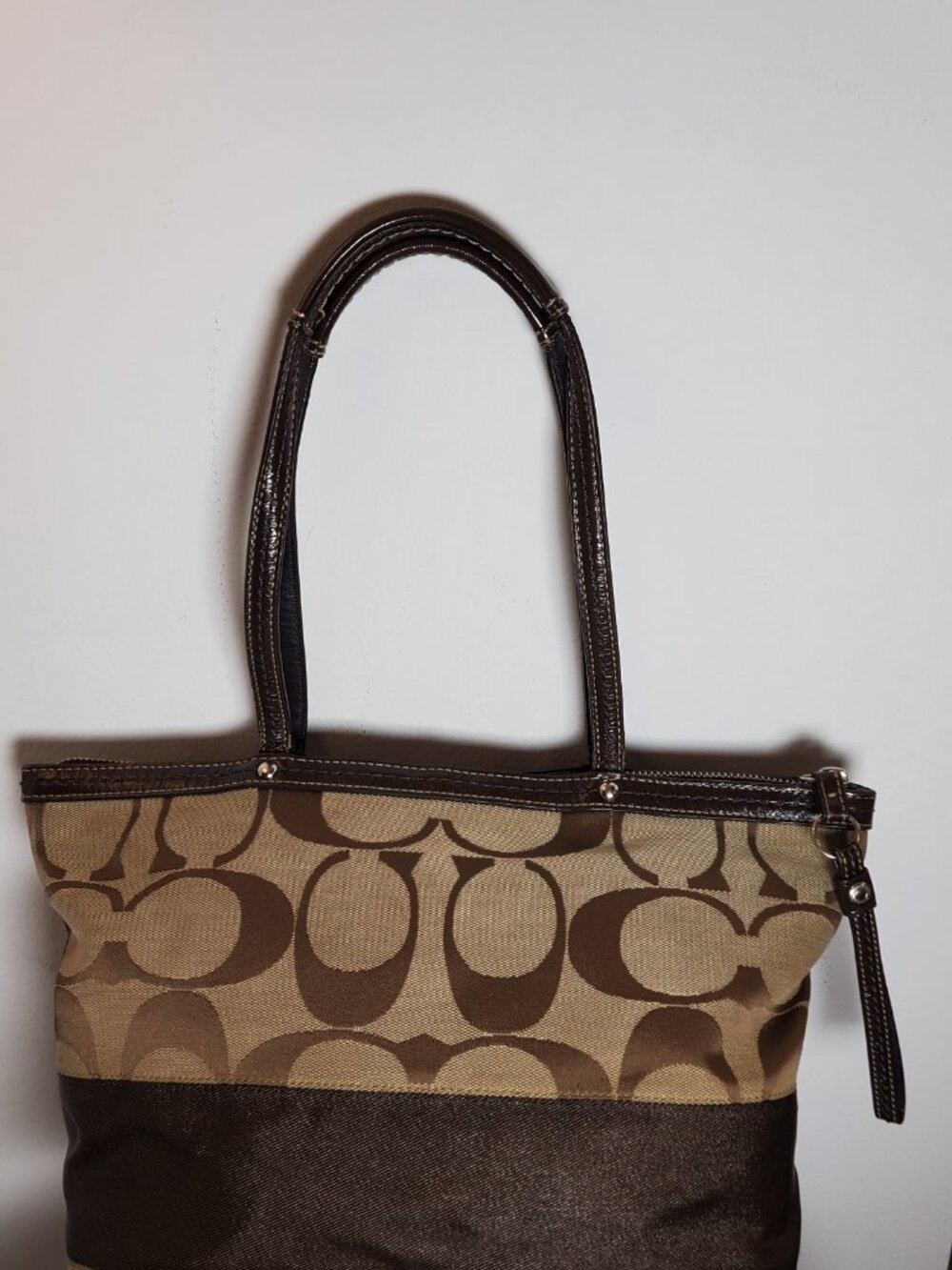 32. COACH SIGNATURE LOGO MEDIUM ZIP TOP SHOULDER BAG BROWN/BEIGE LINED POCKETS - Picture 2 of 8